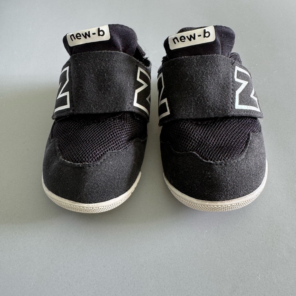 New Balance NEW-B kids black/white Size 5.5 X-Wide V1 hook and loop sneaker
